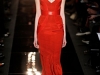 Красное платье с глубоким декольте от Monique Lhuillier