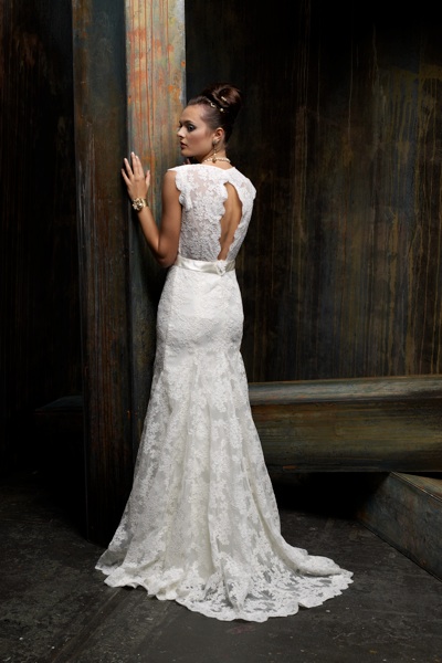 Кружевное свадебное платье с вырезом на спине