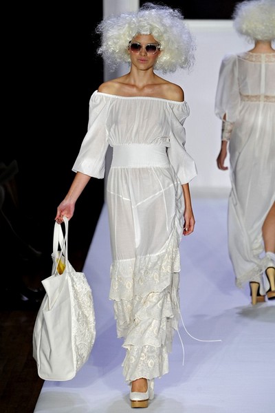 Белое платье от Bebe – бельевой стиль в одежде