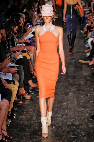 Модное платье-футляр спортивного стиля от Victoria Beckham