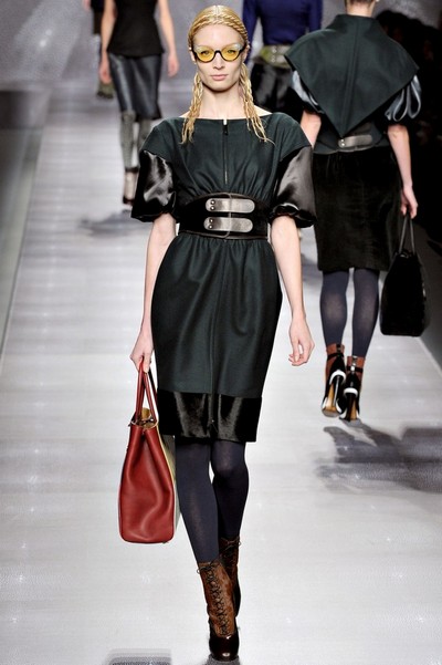 Темно-зеленое платье от Fendi на осень 2012