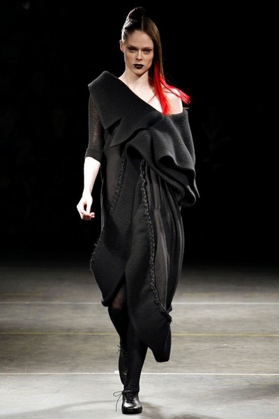 Вязаное асимметричное платье от Yohji Yamamoto