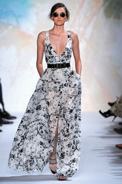 Красивое белое платье с черными цветами, на фото модель от Paul & Joe