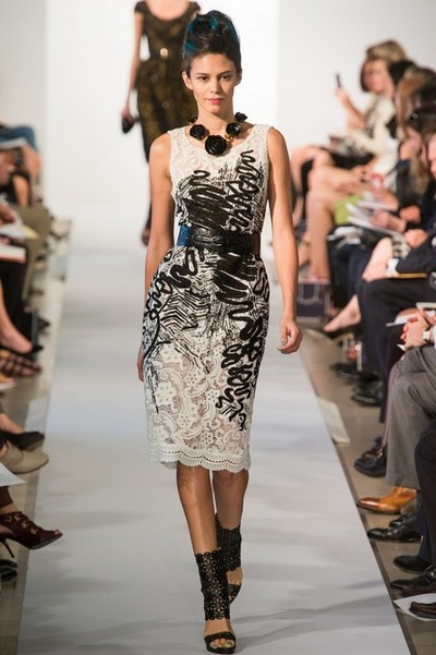 Кружевное черно-белое платье 2013, на фото модель Oscar de la Renta