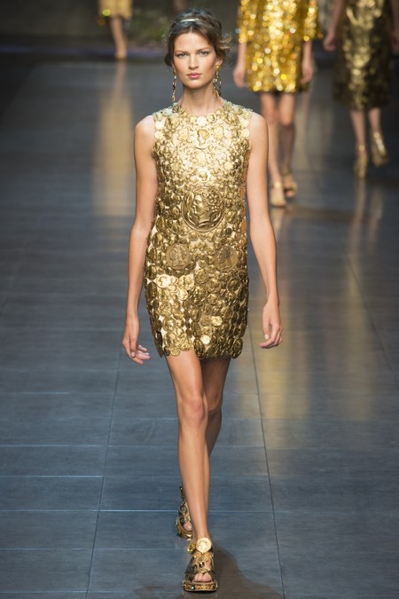 Платье с узором под золотые монеты от Dolce Gabbana